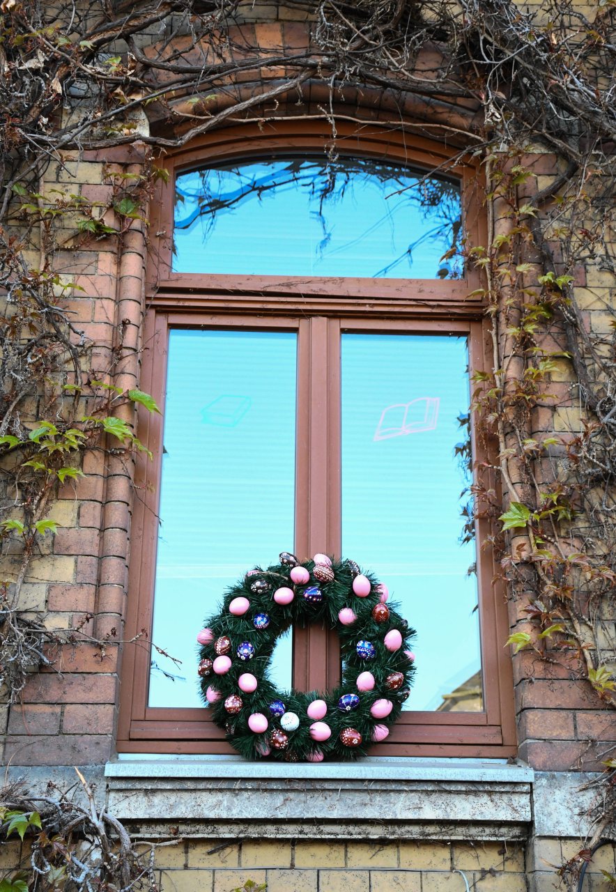 Fensterkranz groß m. Plasteeier für außen – Basar
